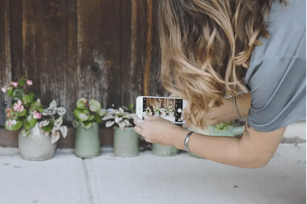 Mom on her phone looking for a online job from home without investment, by taking pictures with her smartphone