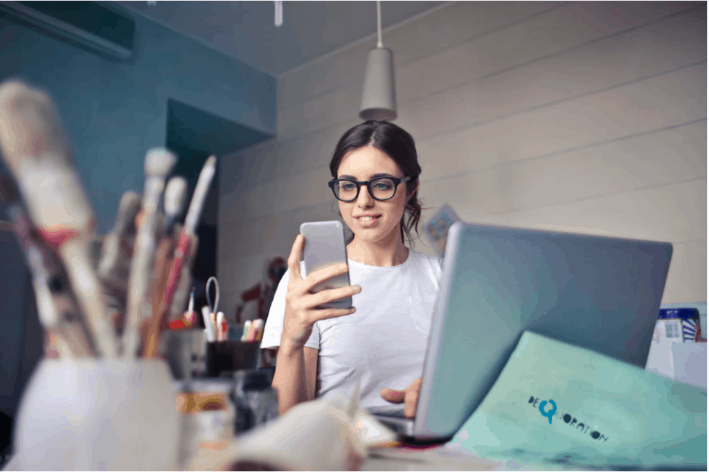 A student on her phone looking for online jobs for college students