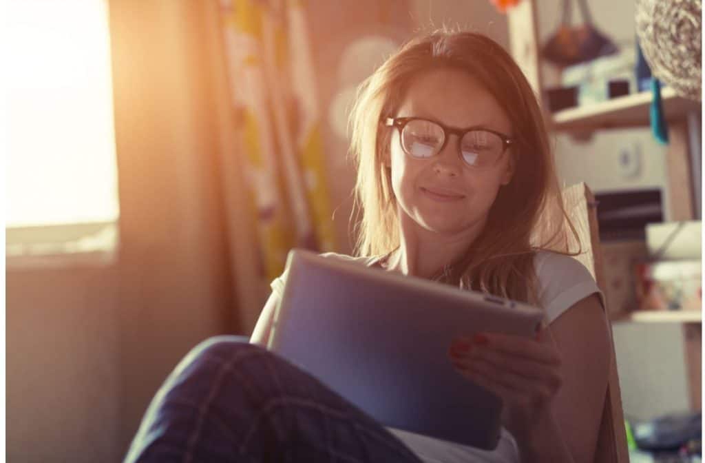 woman on her tablet looking for part time online jobs from home