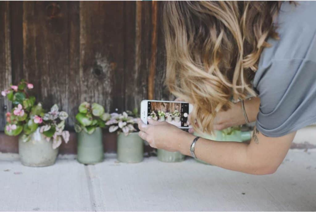 woman taking quality pictures from her smartphone 