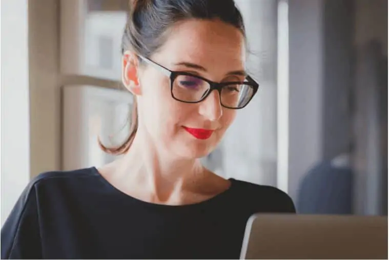 woman at a laptop working as a virtual bookkeeper