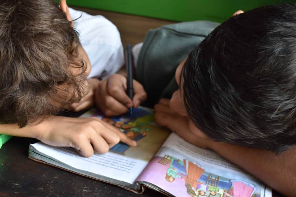 Niños trabajando en cuadernos